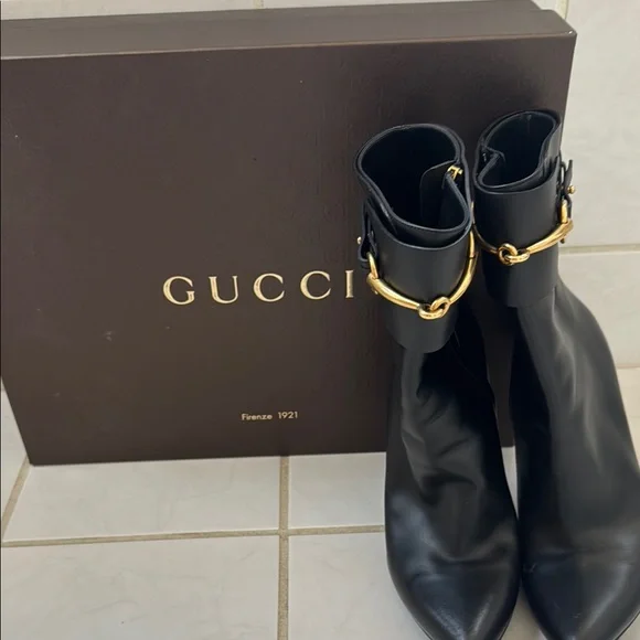 Gucci | Shoes | Gucci Black Ankle Boots Sleek Leather Design  display picture 1